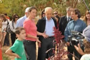 Accomplished organic gardener Leah Zigmond, Academic Director of the Center for Creative Ecology at Kibbutz Lotan, explains to President Shimon Peres how Lotan has been able to produce flourishing organic gardens in the harsh desert climate. 
